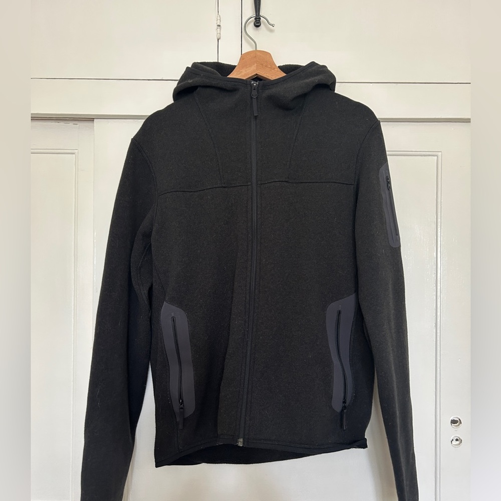 Arc’teryx Men’s hooded jacket, size medium, black